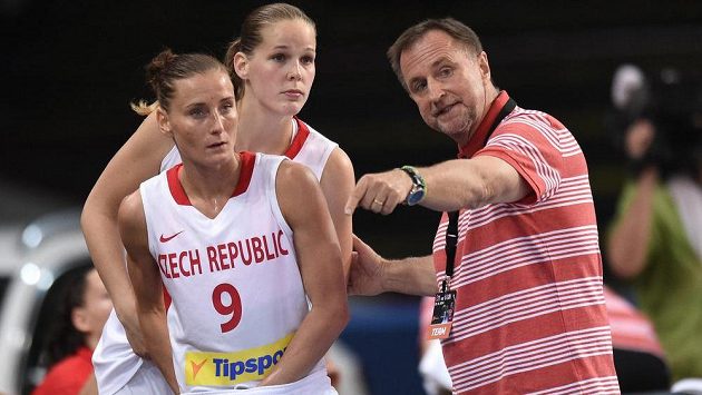 Trenér českých basketbalistek Lubor Blažek udílí pokyny Kateřině Bartoňové (vlevo). Vzadu přihlíží Alena Hanušová. Archivní foto. Trenér českých basketbalistek Lubor Blažek udílí pokyny Kateřině Bartoňové (vlevo). Vzadu přihlíží Alena Hanušová. Archivní foto.