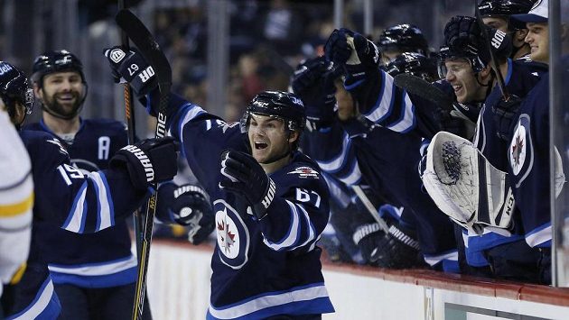 Michael Frolík (67) z Winnipegu jásá po gólu proti Buffalu. Michael Frolík (67) z Winnipegu jásá po gólu proti Buffalu.