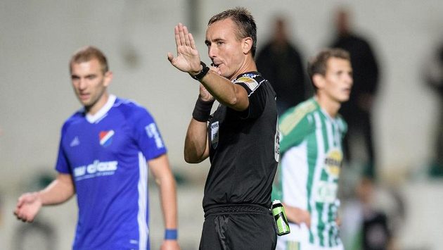 Rozhodčí Petr Ardeleanu si sice odnesl po baráži o ligu od komise rozhodčích trest, jeho výše ale zůstává dál tajností. Rozhodčí Petr Ardeleanu si sice odnesl po baráži o ligu od komise rozhodčích trest, jeho výše ale zůstává dál tajností.