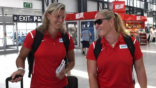 Oštěpařka Barbora Špotáková (vlevo) a bývalá diskařka Věra Cechlová Pospíšilová před odletem do Lille. Oštěpařka Barbora Špotáková (vlevo) a bývalá diskařka Věra Cechlová Pospíšilová před odletem do Lille.
