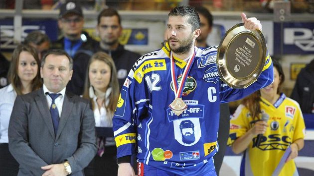 Kapitán Komety Leoš Čermák s trofejí pro vicemistra ligy. Kapitán Komety Leoš Čermák s trofejí pro vicemistra ligy.
