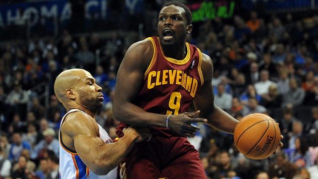 Luol Deng (vpravo) z Clevelandu bojuje s Derekem Fisherem z Oklahomy. Luol Deng (vpravo) z Clevelandu bojuje s Derekem Fisherem z Oklahomy.