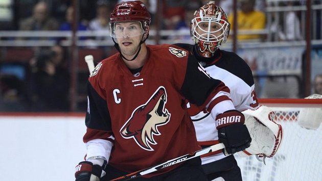 Kapitán Arizony Shane Doan v utkání NHL před brankářem Devils Corym Schneiderem. Kapitán Arizony Shane Doan v utkání NHL před brankářem Devils Corym Schneiderem.