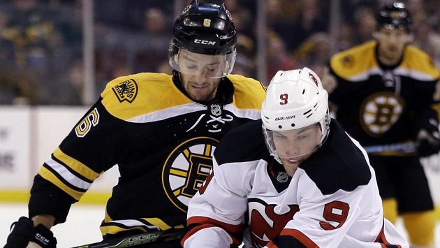 Útočník New Jersey Taylor Hall (vpravo) atakovaný Colinem Millerem z Bostonu. Útočník New Jersey Taylor Hall (vpravo) atakovaný Colinem Millerem z Bostonu.