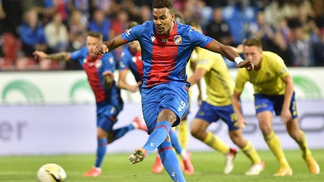 Jean-David Beauguel z Plzně střílí gól z penalty. Jean-David Beauguel z Plzně střílí gól z penalty.