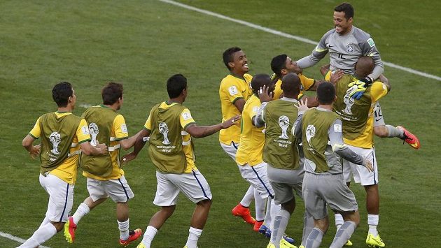 Brazilští fotbalisté oslavují brankáře Julia Cesara po postupu do čtvrtfinále MS. Brazilští fotbalisté oslavují brankáře Julia Cesara po postupu do čtvrtfinále MS.
