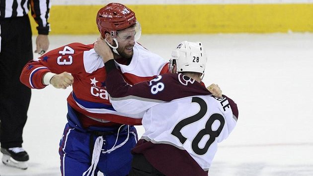 Tom Wilson (vlevo) neměl v boxerském duelu moc práce, Ian Cole prohrál jednoznačně na body. Tom Wilson (vlevo) neměl v boxerském duelu moc práce, Ian Cole prohrál jednoznačně na body.