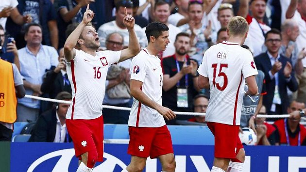 Polsští fotbalisté Jakub Blaszczykowski (vlevo), Robert Lewandowski a Kamil Glik po vedoucím gólu proti Ukrajině. Polsští fotbalisté Jakub Blaszczykowski (vlevo), Robert Lewandowski a Kamil Glik po vedoucím gólu proti Ukrajině.
