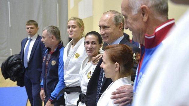 Ruský prezident Vladimir Putin (třetí zprava) navštívil centrum proto sportovní trénink v Soči. Ruský prezident Vladimir Putin (třetí zprava) navštívil centrum proto sportovní trénink v Soči.