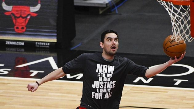 Český basketbalista Chicaga Tomáš Satoranský při rozcvičení před utkáním NBA proti Houstonu. Český basketbalista Chicaga Tomáš Satoranský při rozcvičení před utkáním NBA proti Houstonu.