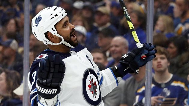 Obránce Winnipegu Jets Dustin Byfuglien oslavuje gól ve třetí třetině utkání se St. Louis Blues. Obránce Winnipegu Jets Dustin Byfuglien oslavuje gól ve třetí třetině utkání se St. Louis Blues.