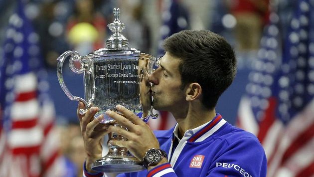 Srbský tenista Novak Djokovič s trofejí pro vítěze US Open. Srbský tenista Novak Djokovič s trofejí pro vítěze US Open.