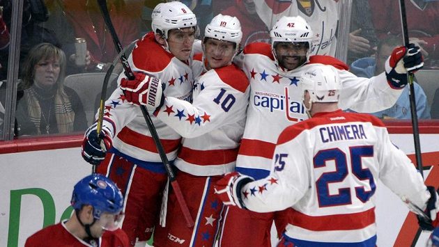 Martin Erat (10) se dlouhé měsíce může radovat jen z gólů washingtonských spoluhráčů, na snímku s ním jsou Alex Ovechkin (8), Joel Ward (42) a Jason Chimera (25). Martin Erat (10) se dlouhé měsíce může radovat jen z gólů washingtonských spoluhráčů, na snímku s ním jsou Alex Ovechkin (8), Joel Ward (42) a Jason Chimera (25).