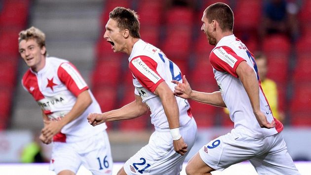 Slávistický útočník Milan Škoda (uprostřed) slaví se spoluhráči gól proti Baníku Ostrava. Slávistický útočník Milan Škoda (uprostřed) slaví se spoluhráči gól proti Baníku Ostrava.