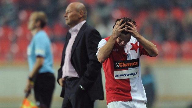 Zklamaný kapitán Slavie Karol Kisel, v pozadí trenér sešívaných Miroslav Koubek. Zklamaný kapitán Slavie Karol Kisel, v pozadí trenér sešívaných Miroslav Koubek.