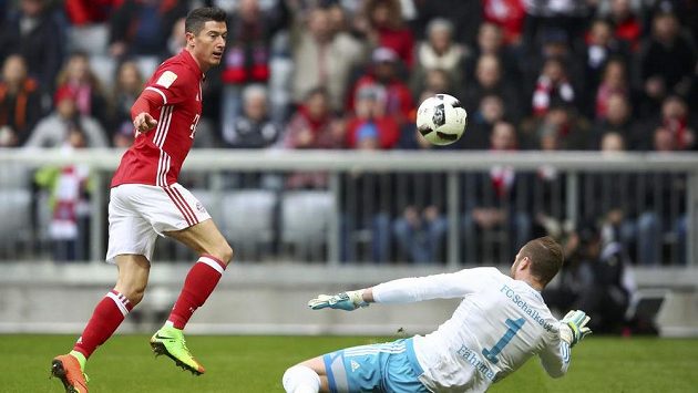 Robert Lewandowski z Bayernu Mnichov přelobovává brankáře Schalke Ralfa Fahrmanna. Robert Lewandowski z Bayernu Mnichov přelobovává brankáře Schalke Ralfa Fahrmanna.