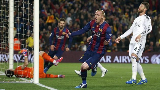 Barcelonský Jeremy Mathieu (uprostřed) otevřel skóre El Clásika. Barcelonský Jeremy Mathieu (uprostřed) otevřel skóre El Clásika.