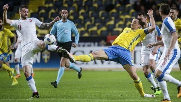 Daniel Pudil (vlevo) a Zlatan Ibrahimovic bojují o balón. Daniel Pudil (vlevo) a Zlatan Ibrahimovic bojují o balón.
