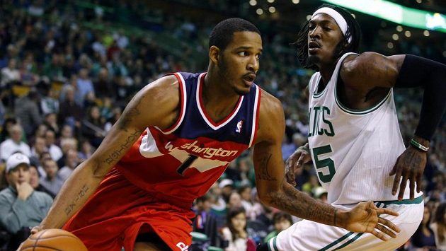 Basketbalista Washingtonu Wizards Trevor Ariza proniká s míčem přes Geralda Wallace z Bostonu Celtics. Basketbalista Washingtonu Wizards Trevor Ariza proniká s míčem přes Geralda Wallace z Bostonu Celtics.