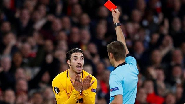 Fotbalista Atlétika Madrid Sime Vrsaljko brzy viděl v semifinále Evropské ligy na hřišti Arsenalu červenou kartu. Fotbalista Atlétika Madrid Sime Vrsaljko brzy viděl v semifinále Evropské ligy na hřišti Arsenalu červenou kartu.