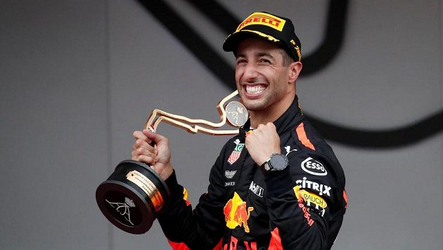 Australan Daniel Ricciardo s trofejí pro vítěze v Monaku. Australan Daniel Ricciardo s trofejí pro vítěze v Monaku.