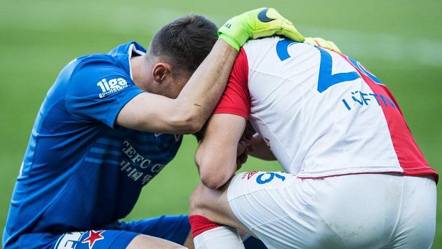Zklamaný obránce Slavie Praha Michal Lüftner a brankář Jiří Pavlenka během utkání 26. kola ePojištění ligy. Zklamaný obránce Slavie Praha Michal Lüftner a brankář Jiří Pavlenka během utkání 26. kola ePojištění ligy.