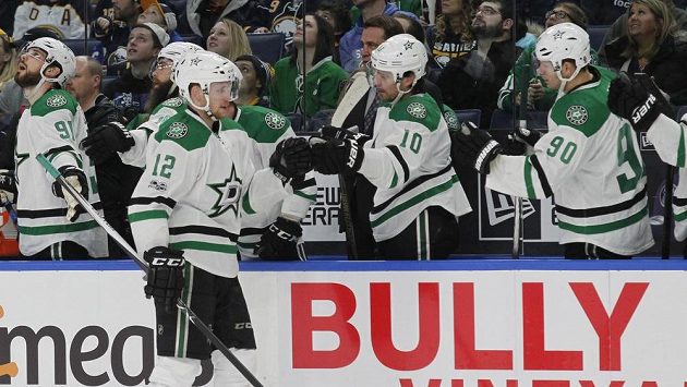 Radek Faksa (12) z Dallasu se raduje po gólu proti Buffalu. Radek Faksa (12) z Dallasu se raduje po gólu proti Buffalu.