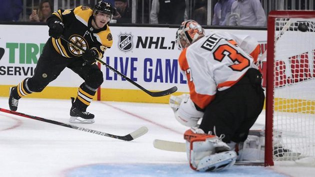 Český útočník Bostonu Jakub Lauko překonává gólmana Philadelphie Briana Elliotta. Český útočník Bostonu Jakub Lauko překonává gólmana Philadelphie Briana Elliotta.