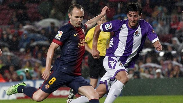 Barcelonský Andreas Iniesta se napřahuje ke střele. Vpravo Marc Valiente z Realu Valladolid. Barcelonský Andreas Iniesta se napřahuje ke střele. Vpravo Marc Valiente z Realu Valladolid.