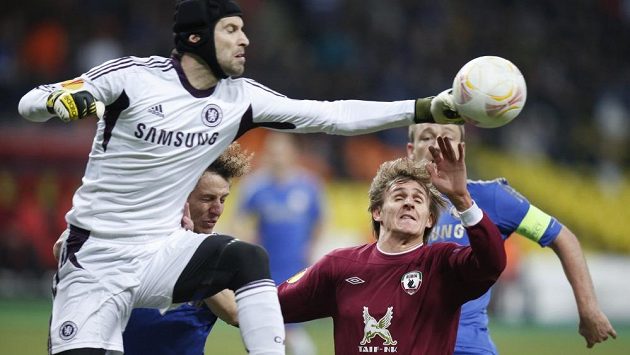 Brankář Petr Čech z Chelsea zasahuje před nabíhajícím Vladimírem Djadjunem z Kazaně. Brankář Petr Čech z Chelsea zasahuje před nabíhajícím Vladimírem Djadjunem z Kazaně.