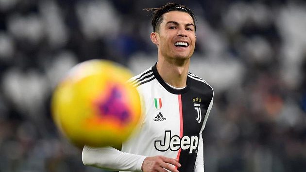 Opora Juventusu Cristiano Ronaldo během utkání s Udine. Opora Juventusu Cristiano Ronaldo během utkání s Udine.
