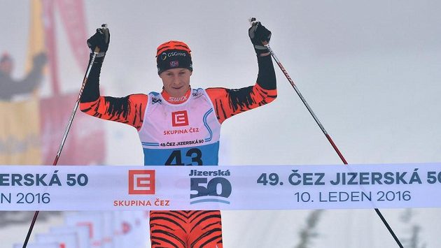 Norský lyžař Petter Eliassen slaví vítězství na 49. ročníku Jizerské padesátky. Norský lyžař Petter Eliassen slaví vítězství na 49. ročníku Jizerské padesátky.