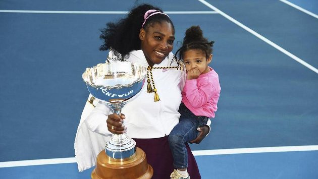 Serena Williamsová po singlovém vítězství zapózovala s trofejí i s dcerou. Serena Williamsová po singlovém vítězství zapózovala s trofejí i s dcerou.