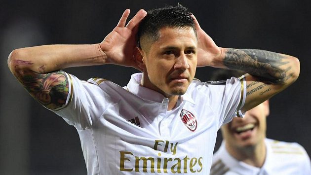 Gianluca Lapadula z AC Milán se raduje z jednoho ze svých dvou gólů proti Empoli. Gianluca Lapadula z AC Milán se raduje z jednoho ze svých dvou gólů proti Empoli.