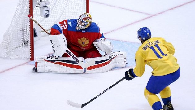 Švédský útočník Mikael Backlund střílí na ruského brankáře Sergeje Bobrovského. Švédský útočník Mikael Backlund střílí na ruského brankáře Sergeje Bobrovského.