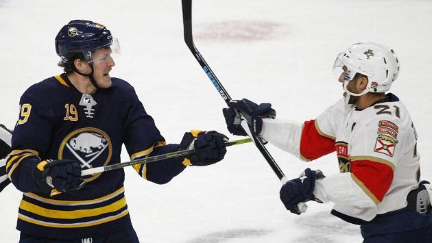 Jake McCabe (19) z Buffala a Vincent Trocheck (21) z Floridy. Jake McCabe (19) z Buffala a Vincent Trocheck (21) z Floridy.