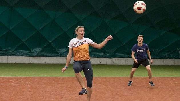 Barbora Špotáková (na snímku s bývalým krasobruslařem Tomášem Vernerem) v Karlových Varech prokázala, že má talent i na míčové sporty. Barbora Špotáková (na snímku s bývalým krasobruslařem Tomášem Vernerem) v Karlových Varech prokázala, že má talent i na míčové sporty.