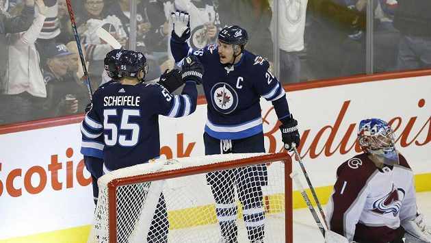 Hokejisté Jets Nikolaj Ehlers (27), Mark Scheifele (55) and Blake Wheeler (26) se radují z gólu proti Colardu Hokejisté Jets Nikolaj Ehlers (27), Mark Scheifele (55) and Blake Wheeler (26) se radují z gólu proti Colardu