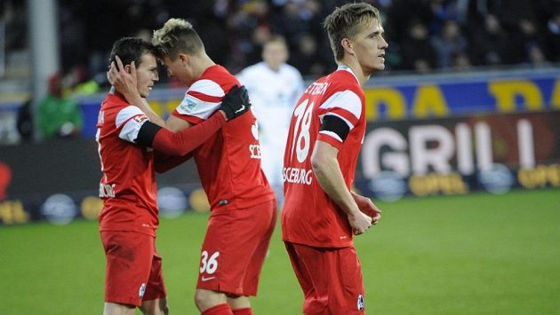 Vladimír Darida (vlevo) slaví společně se svým spoluhráčem Felixem Klausem proměněnou penaltu v utkání proti Frankfurtu. Vpravo je Nils Petersen. Vladimír Darida (vlevo) slaví společně se svým spoluhráčem Felixem Klausem proměněnou penaltu v utkání proti Frankfurtu. Vpravo je Nils Petersen.