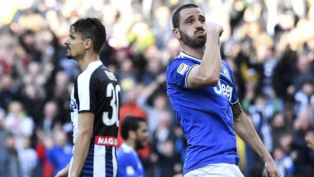 Hráč Juventusu Leonardo Bonucci slaví poté, co dal v italské lize gól Udinese. Nakonec ale zápas skončil nerozhodně 1:1. Hráč Juventusu Leonardo Bonucci slaví poté, co dal v italské lize gól Udinese. Nakonec ale zápas skončil nerozhodně 1:1.