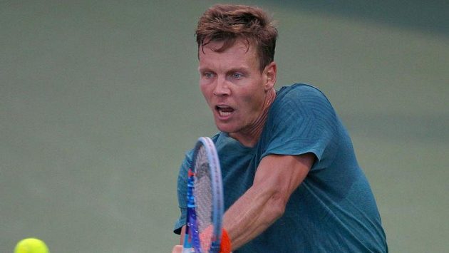Český tenista Tomáš Berdych v utkání proti Donaldu Youngovi na turnaji v Montrealu. Český tenista Tomáš Berdych v utkání proti Donaldu Youngovi na turnaji v Montrealu.