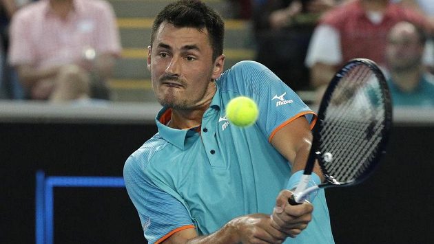 Australský tenista Bernard Tomic v akci na Australian Open. Australský tenista Bernard Tomic v akci na Australian Open.