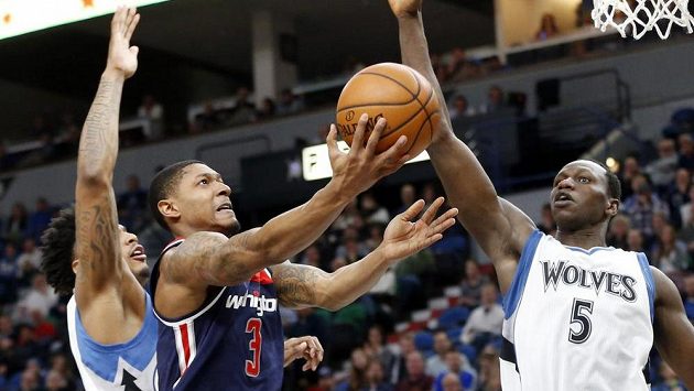 Washingtonský Bradley Beal (uprostřed) a Brandon Rush (vlevo) a Gorgui Dieng z Minnesoty. Washingtonský Bradley Beal (uprostřed) a Brandon Rush (vlevo) a Gorgui Dieng z Minnesoty.