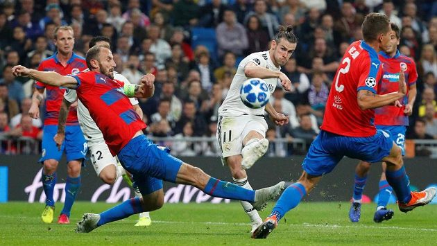 Plzeňská obrana hlásí pohotovost! Pálí Gareth Bale. Plzeňská obrana hlásí pohotovost! Pálí Gareth Bale.