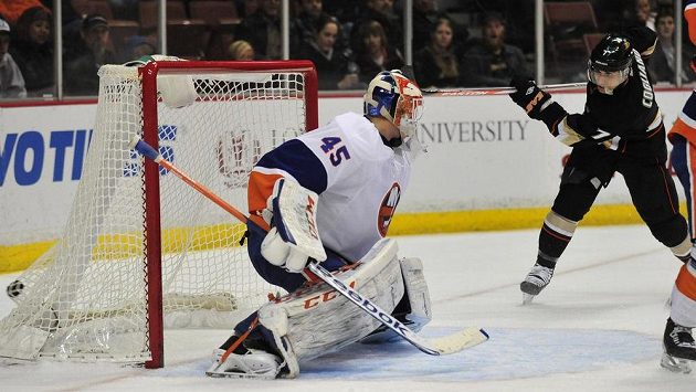 Útočník Anaheimu Andrew Cogliano (vpravo) střílí gól brankáři New Yorku Islanders Andersi Nilssonovi. Útočník Anaheimu Andrew Cogliano (vpravo) střílí gól brankáři New Yorku Islanders Andersi Nilssonovi.