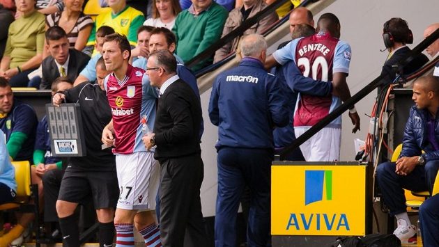 Christian Benteke musel v Norwichi odejít ze hřiště, nahradil ho český útočník Libor Kozák. Christian Benteke musel v Norwichi odejít ze hřiště, nahradil ho český útočník Libor Kozák.