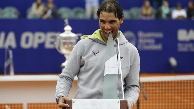 Rafael Nadal s trofejí za triumf na turnaji v Buenos Aires. Rafael Nadal s trofejí za triumf na turnaji v Buenos Aires.