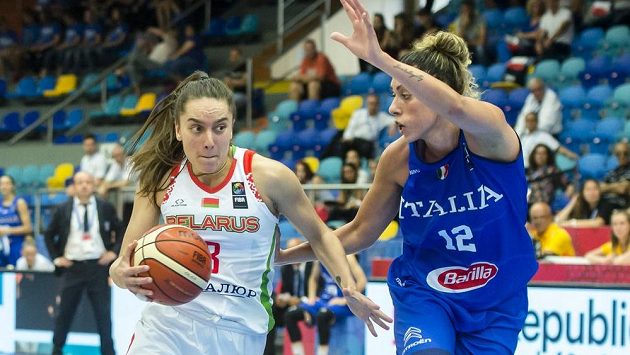 Zleva běloruská hráčka Tatsiana Lichtarovičová a Alessandra Formicaová z Itálie. Zleva běloruská hráčka Tatsiana Lichtarovičová a Alessandra Formicaová z Itálie.