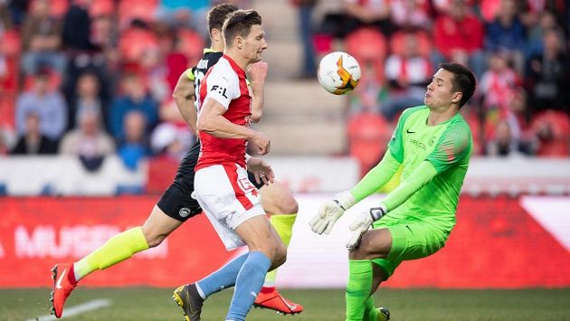 Milan Škoda ze Slavie Praha a liberecký brankář Filip Nguyen během utkání 26. kola Fortuna ligy. Milan Škoda ze Slavie Praha a liberecký brankář Filip Nguyen během utkání 26. kola Fortuna ligy.