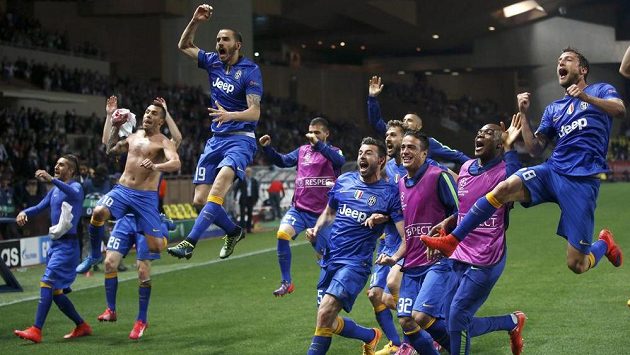 Fotbalisté Juventusu v Monaku oslavili postup do semifinále Ligy mistrů. Fotbalisté Juventusu v Monaku oslavili postup do semifinále Ligy mistrů.